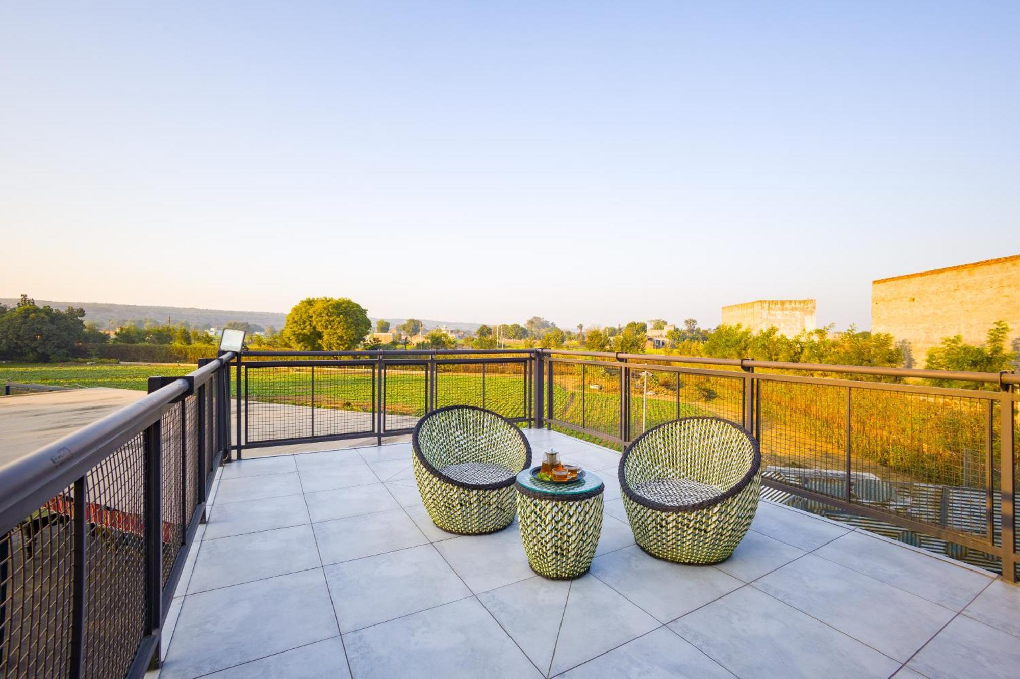 Dhauj Elivaas Hidden Oasis 4Bhk With Pool, Mud House & Container House 빌라 외부 사진