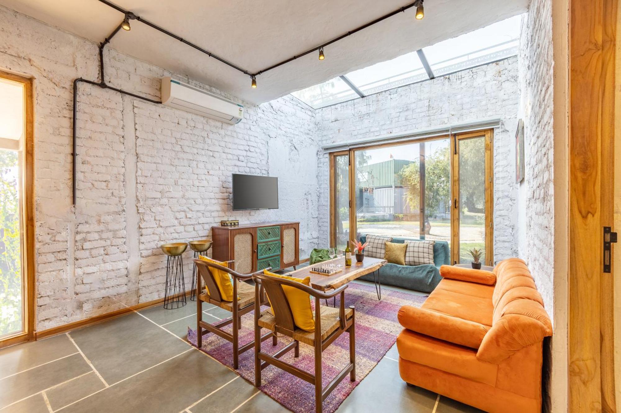 Dhauj Elivaas Hidden Oasis 4Bhk With Pool, Mud House & Container House 빌라 외부 사진